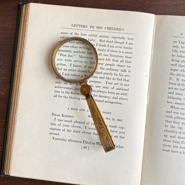 Letter Openers/Magnifiers Early American 4-3/4″ Antiqued Brass Magnifying Glass with Folding Handle