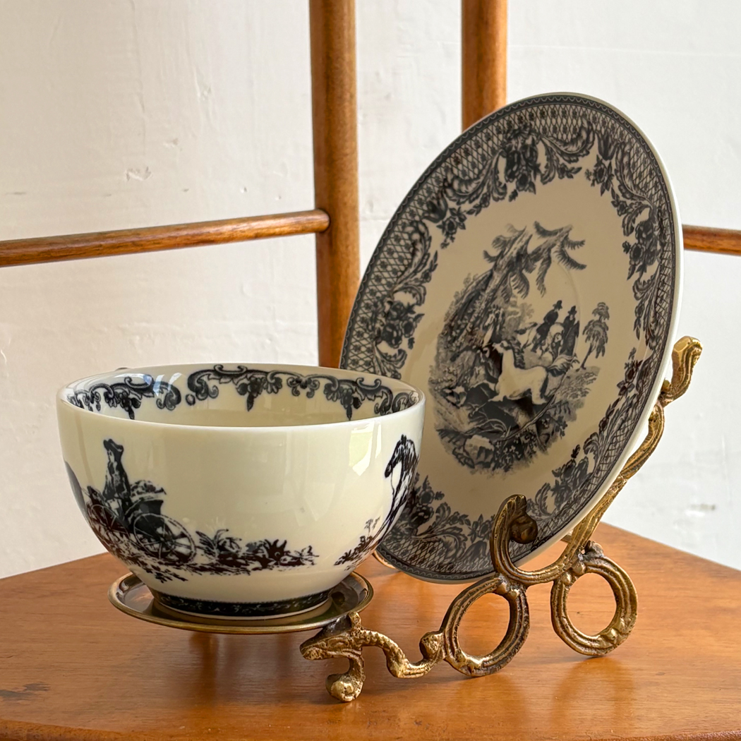 Teaware Teaware Antiqued Brass Cup and Saucer Stand, Vintage Style